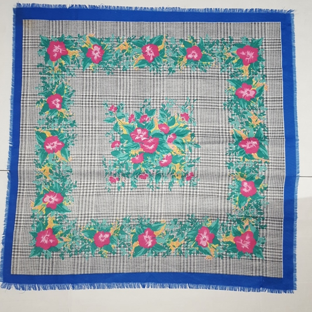Beautiful Vintage 60s Houndstooth Scarf